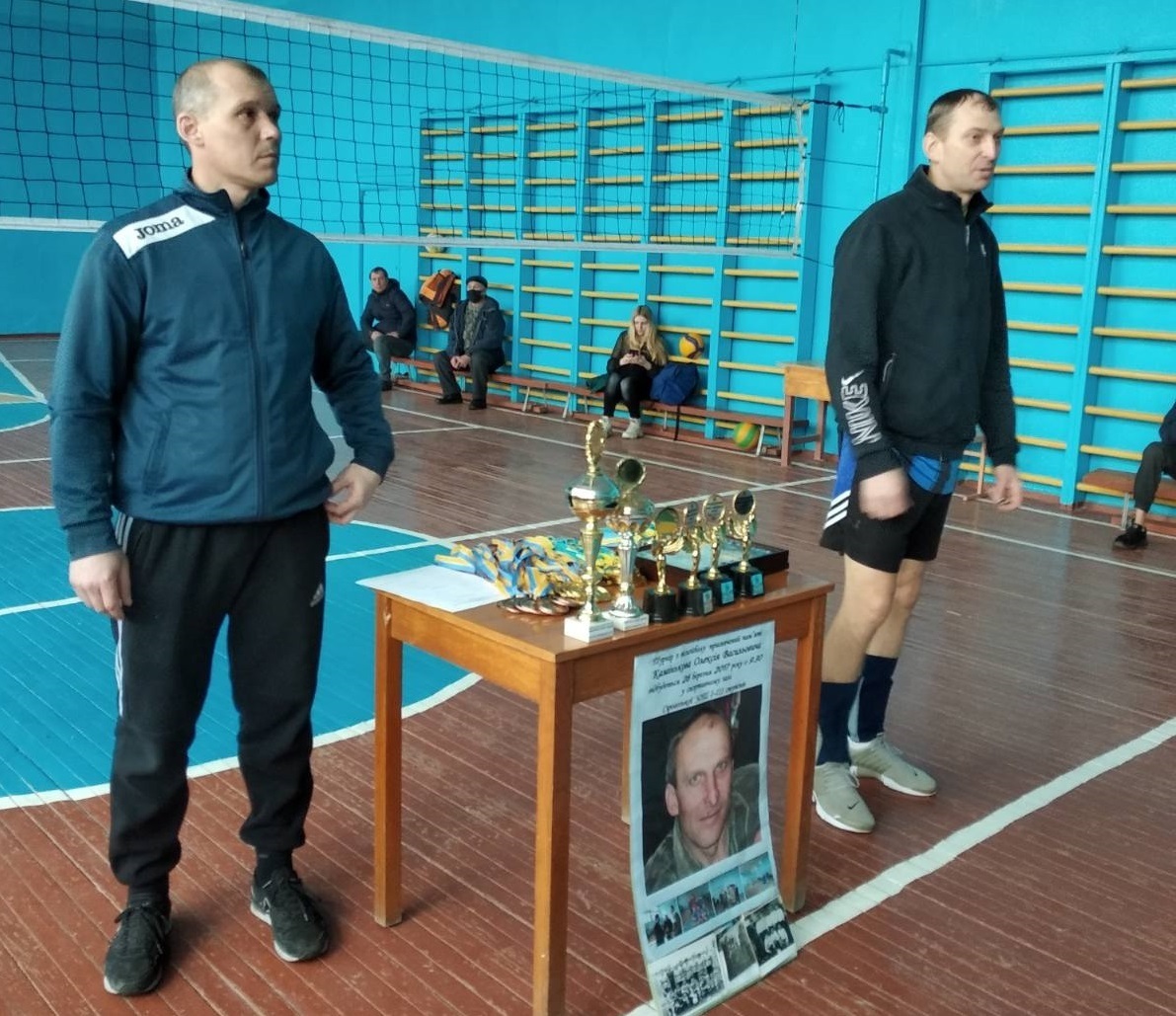 Нагородження переможців і призерів проводять директор Нижньосірогозької ДЮСШ Ігор Гладун та Ігор Каміньков