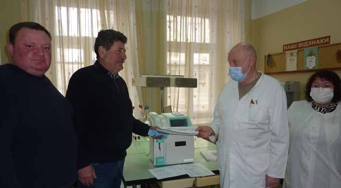 Василь Дудка і Микола Шмигирівський передають апарат E-Lyte Plus