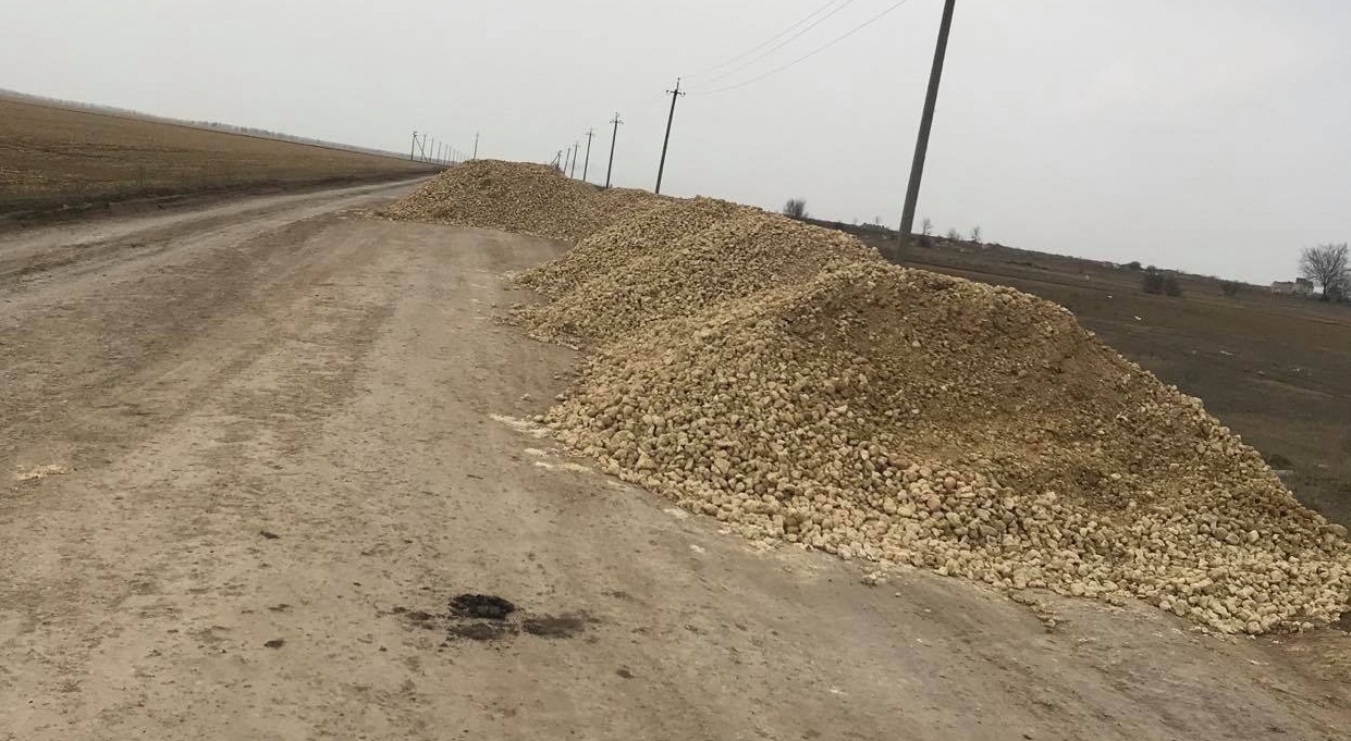 На ремонт ділянки дороги Верби — М-14 весною 2021 року завезли 500 кубів білого щебеню
