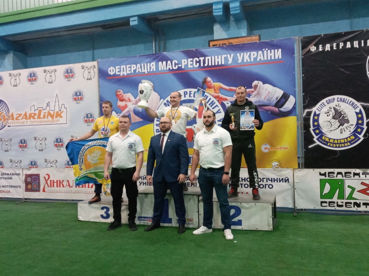 На п'єдесталі пошани представники команд-переможниць 