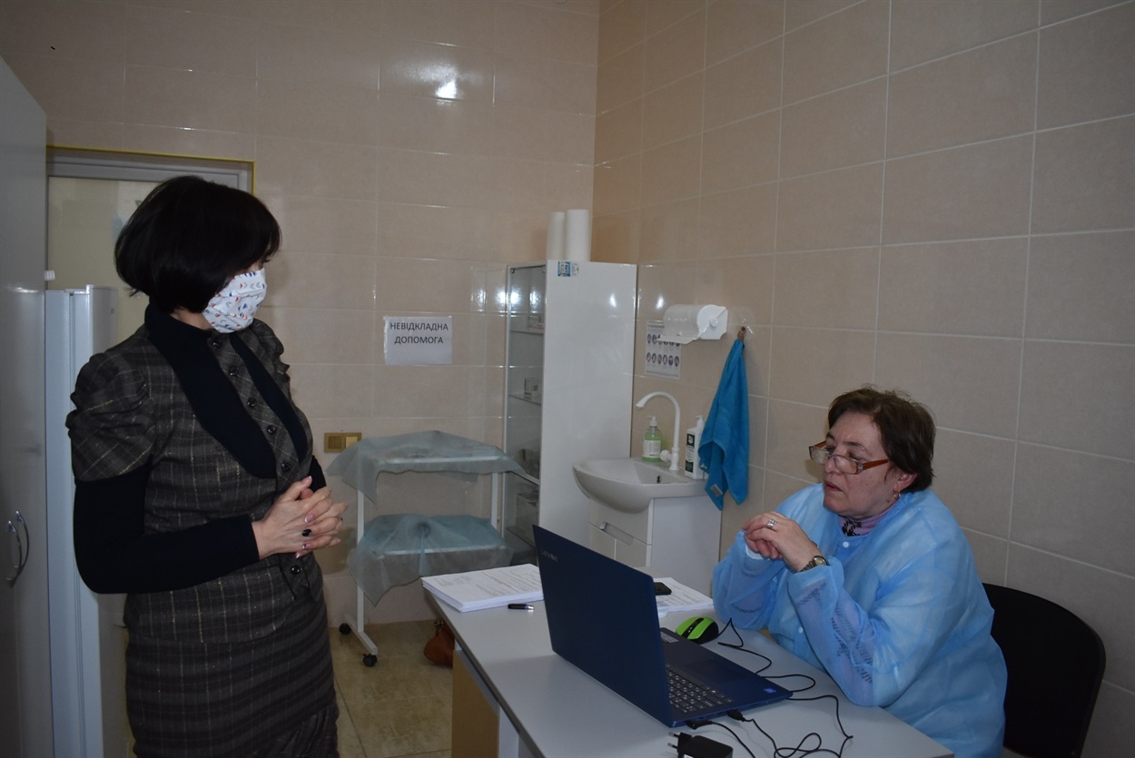 Перед щепленням лікар Анна Чуваєва відповідає на запитання Тамари Клименко, яка вирішила вакцинуватися проти COVID-19