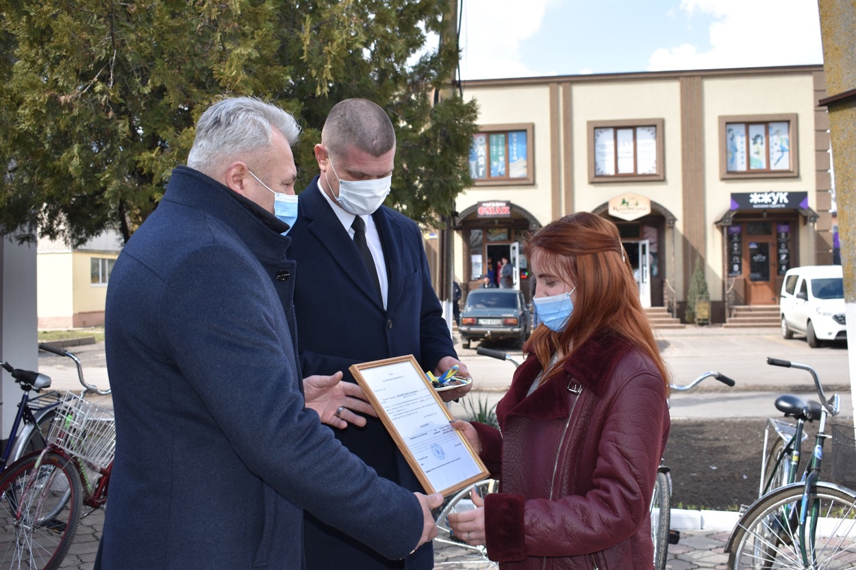 Дмитро Такаджи вручає Валерії Бєляєвій ордер на 3-кімнатну квартиру