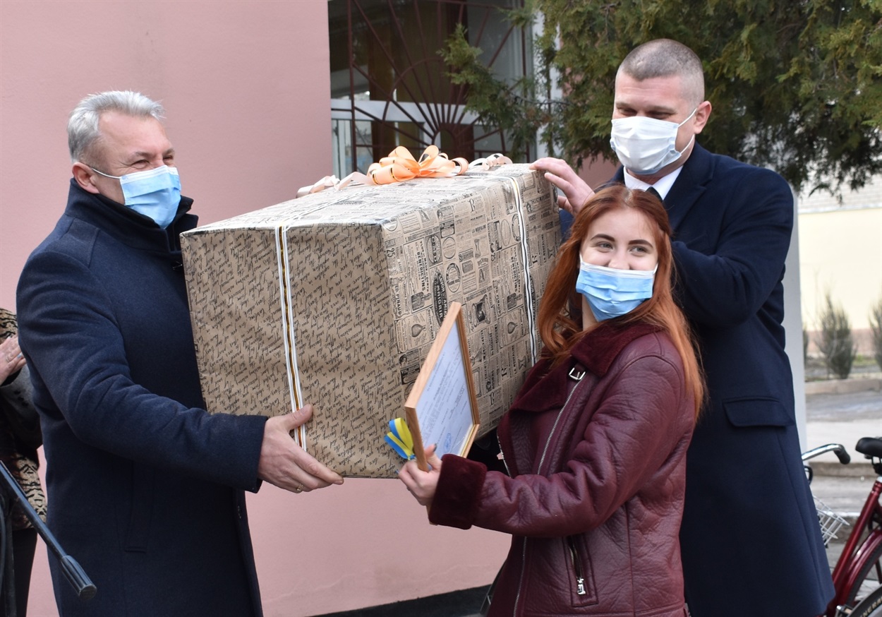 Дмитро Такаджи і Андрій Шибаєв вручили Валерії Бєляєвій подарунок 