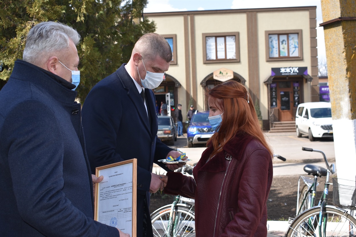 Дмитро Такаджи та Андрій Ширяєв вручають ордер Валерії Бєляєвій