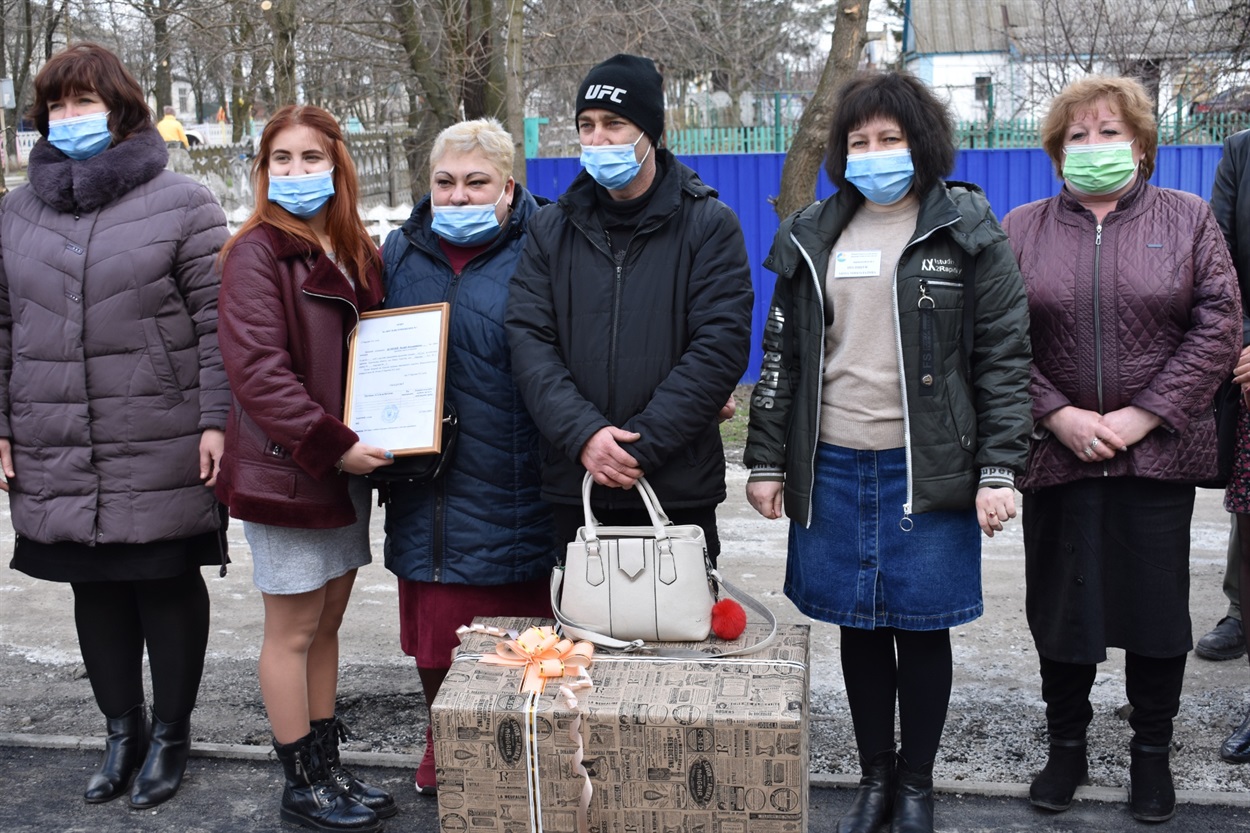 Валерія Бєляєва разом з прийомними батьками Оленою та Сергієм Пірогами