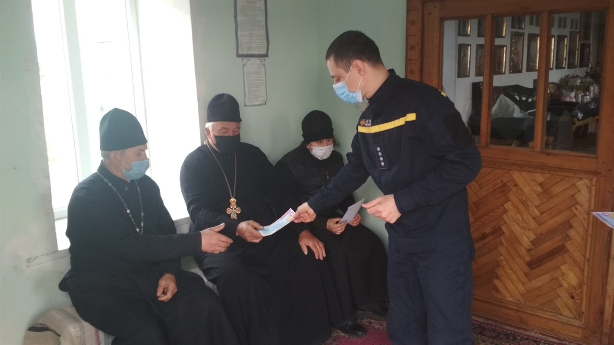 Настоятелям церков Сірогозщини Володимир Серган вручив пам’ятки з роз’ясненнями правил пожежної безпеки