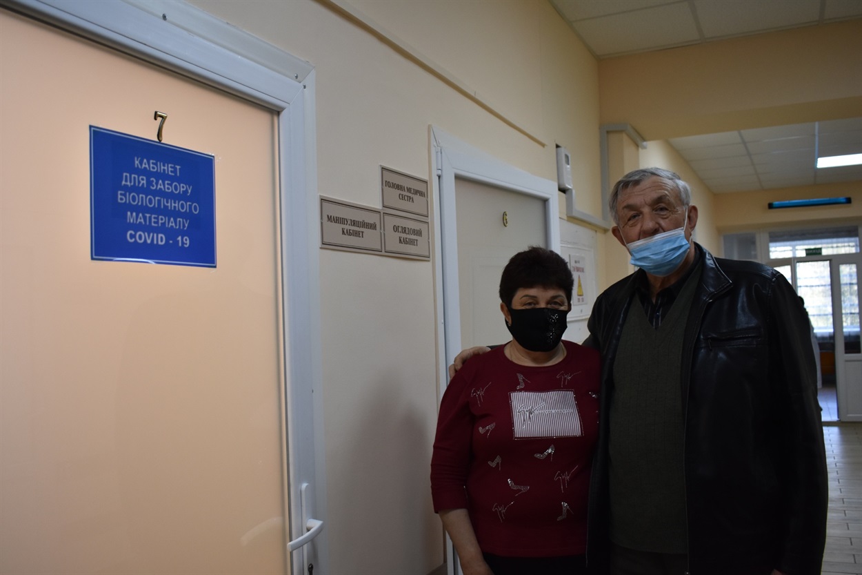 Нижньосірогозький центр ПМСД. Біля кабінету щеплень в очікування вакцинації родина Попових
