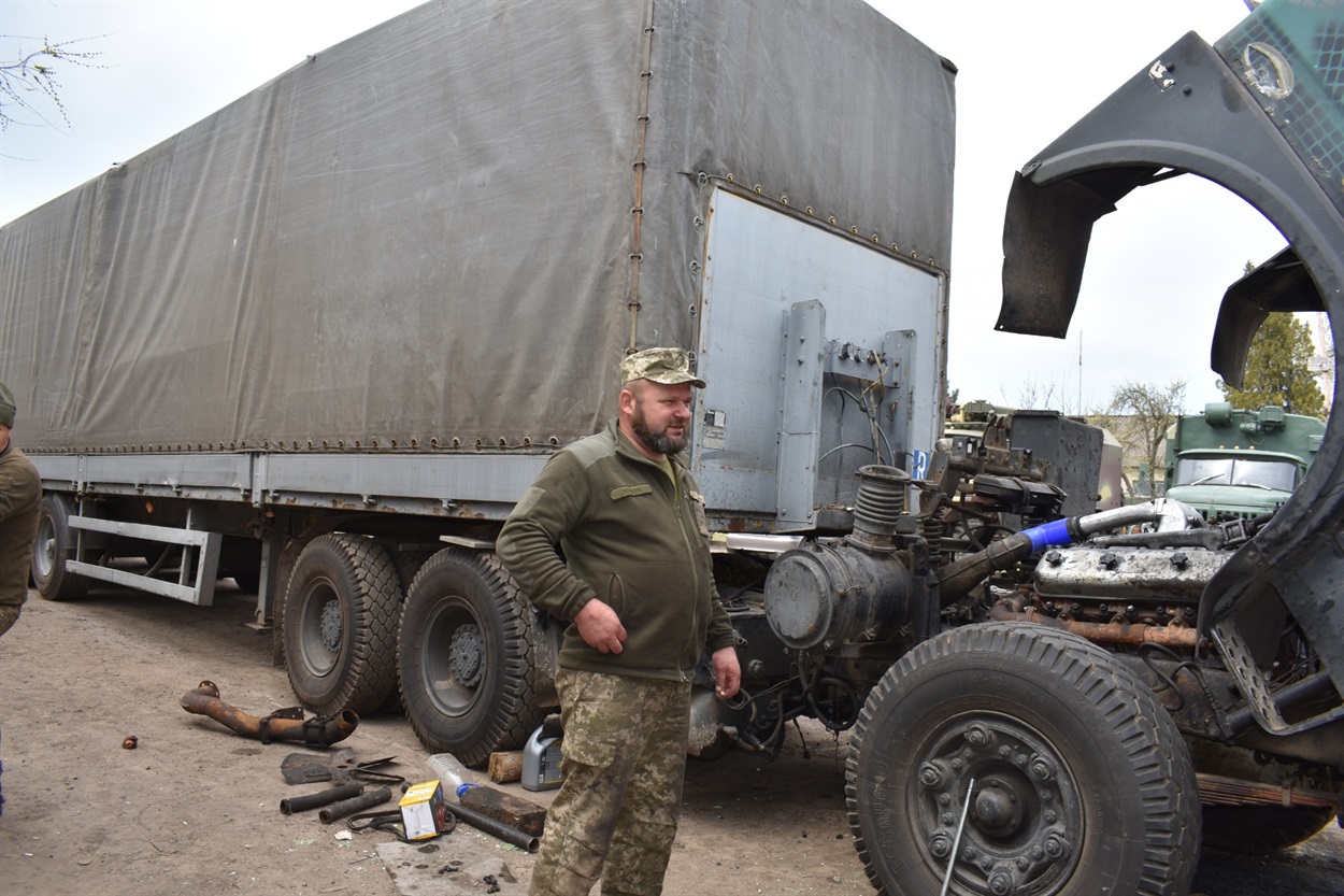 Старший ремонтно-евакуаційної групи Олександр розповідає, як він познайомився з сірогозькими фермерами