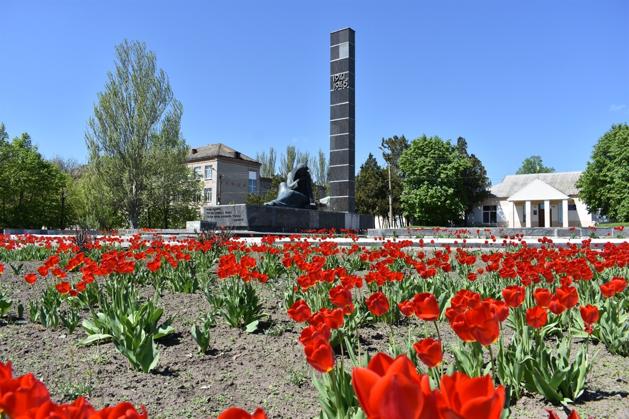 Висота пам’ятника 14 метрів