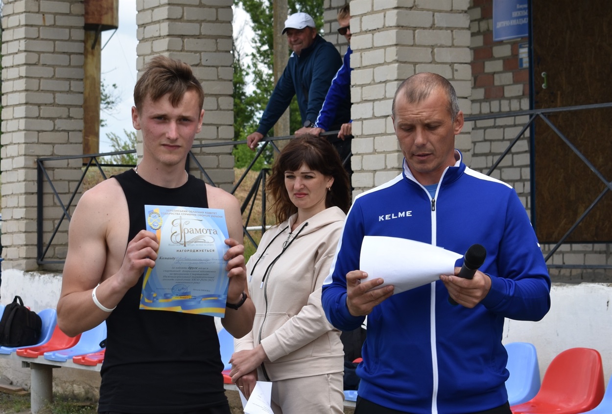 Грамоту за ІІ місце вручено капітану збірної команди Новоолександрівського і Першопокровського ліцеїв