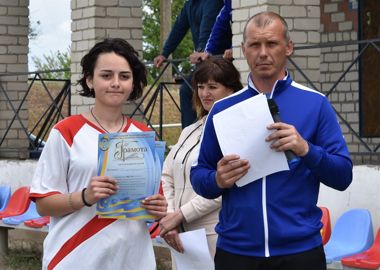 Грамоту за ІІІ місце вручено капітану команди Нижньоторгаївського ліцею