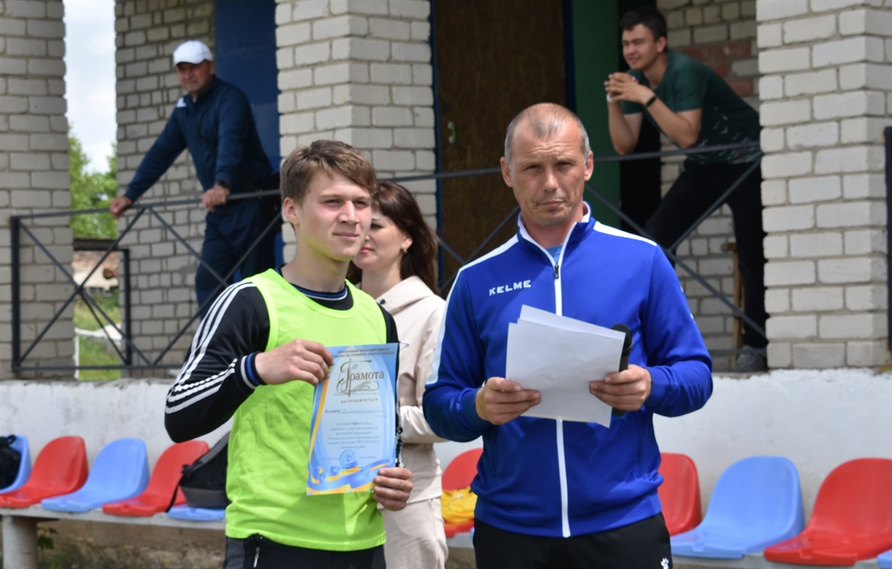 Грамоту за ІІ місце вручено капітану команди Нижньосірогозького опорного ліцею