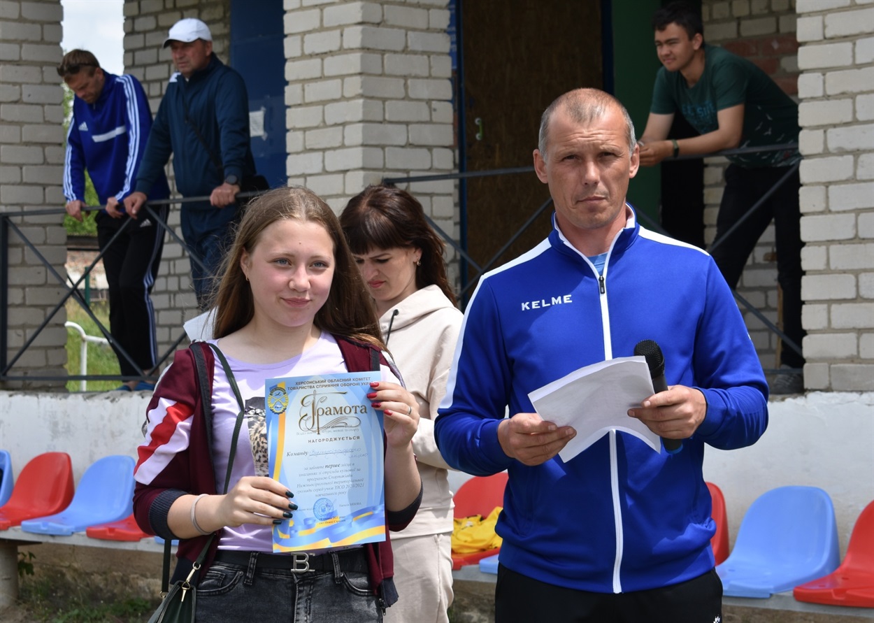 Грамоту за І місце вручено капітану команди Верхньосірогозького ліцею