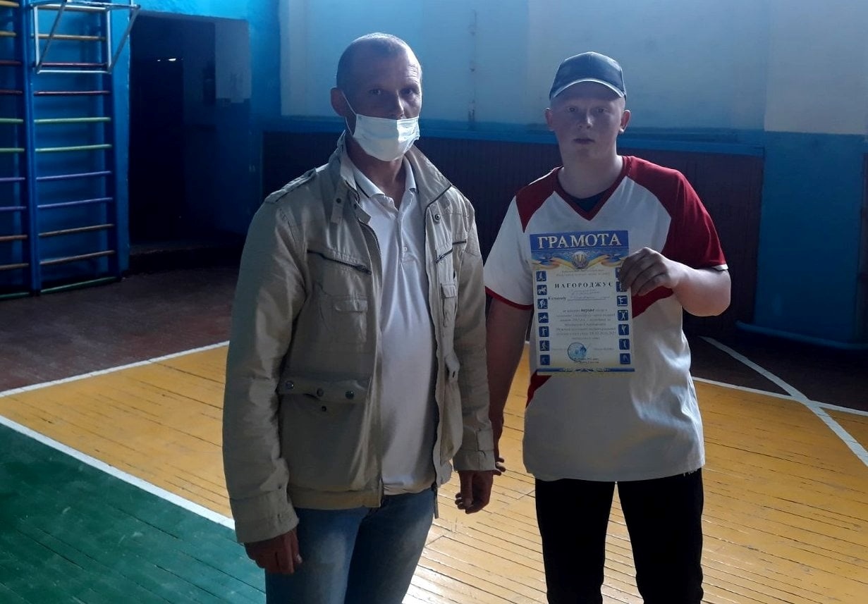Ігор Гладун вручає грамоту капітану збірної команди Сірогозького, Верхньосірогозького та Нижньоторгаївського ліцеїв
