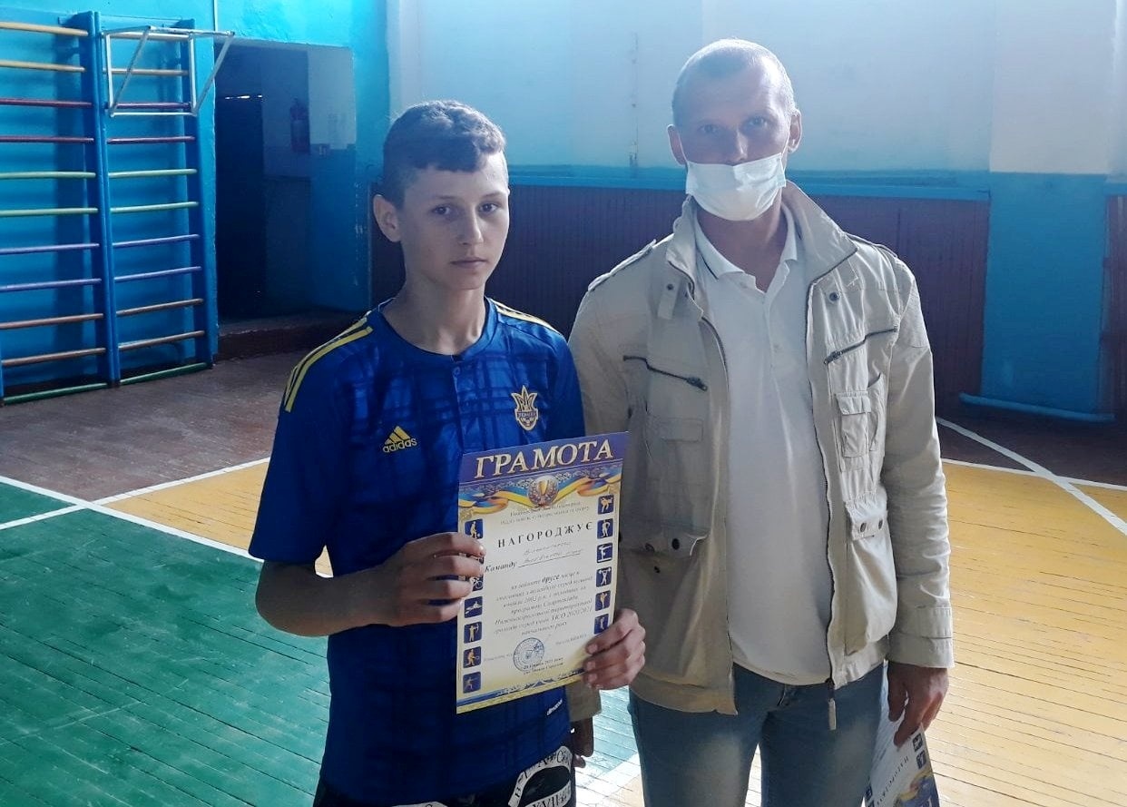 Ігор Гладун вручає грамоту капітану збірної команди Вільненського та Вербівського ліцеїв