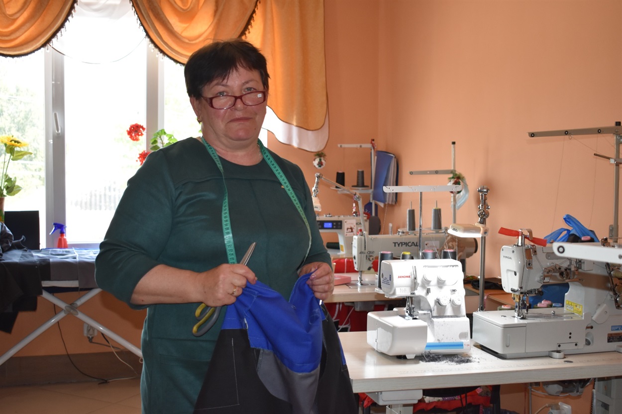 Швея Наталія Казначєєва працює над пошивом спецодягу для “КОМСЕРВІСу”