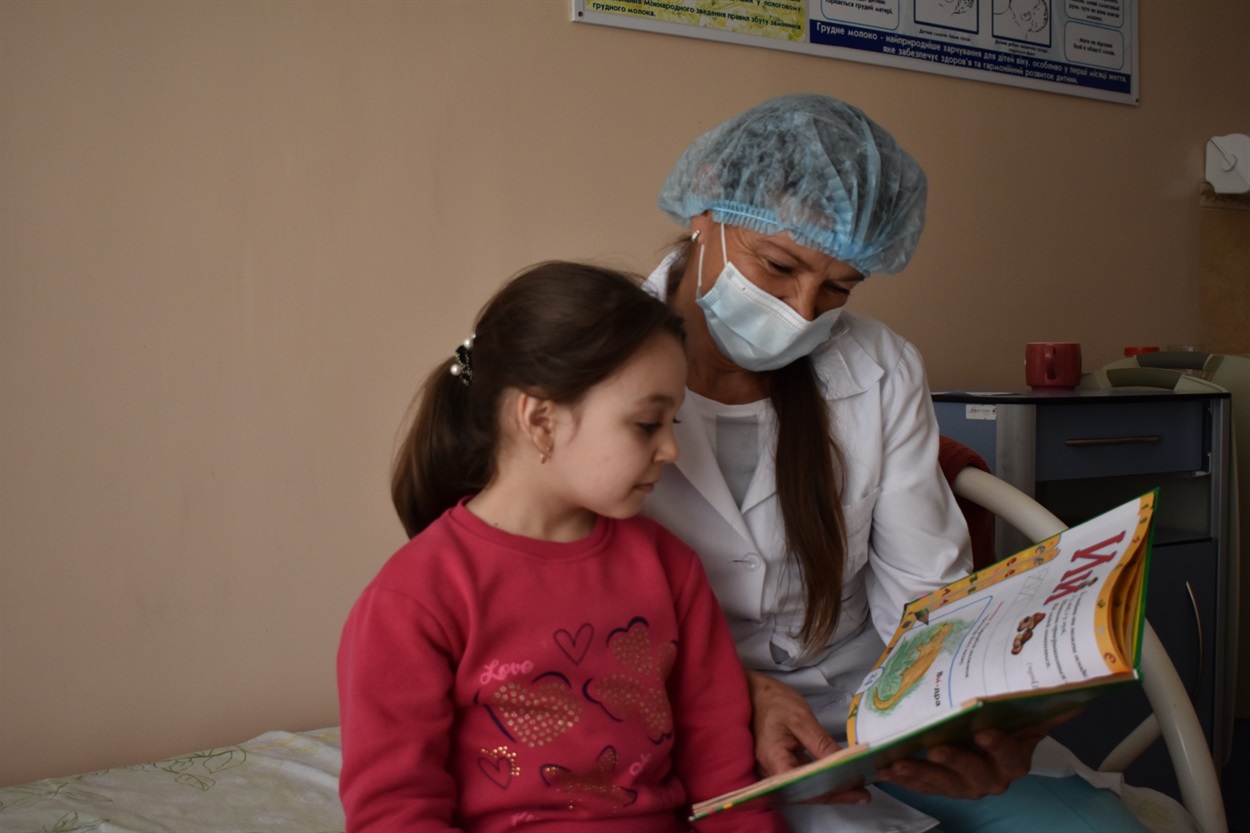 З маленькою пацієнткою дитячого відділення