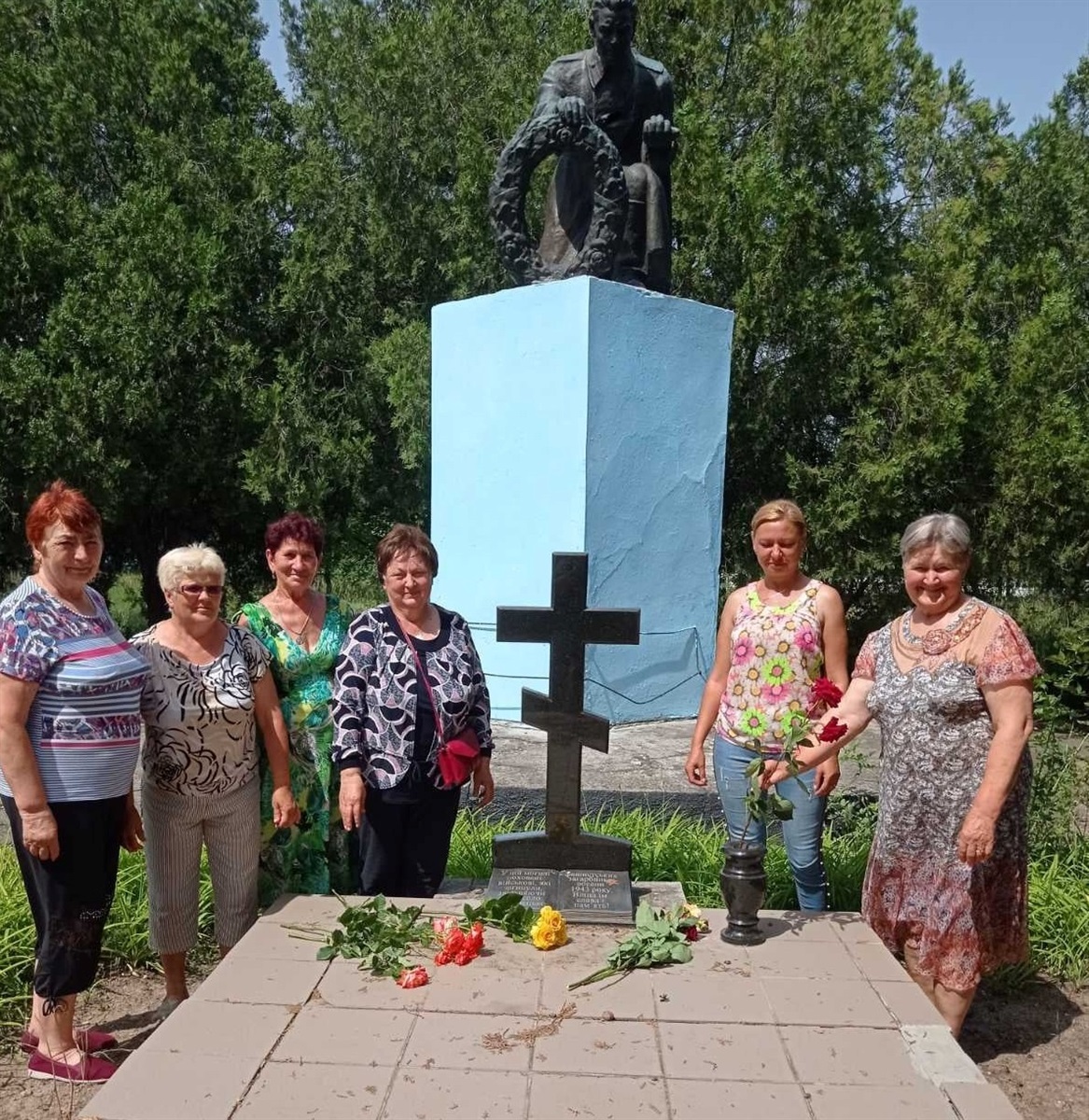 Новоолександрівка. Покладання квітів до пам’ятника воїнам-визволителям і односельцям, які загинули у роки Другої світової війни 