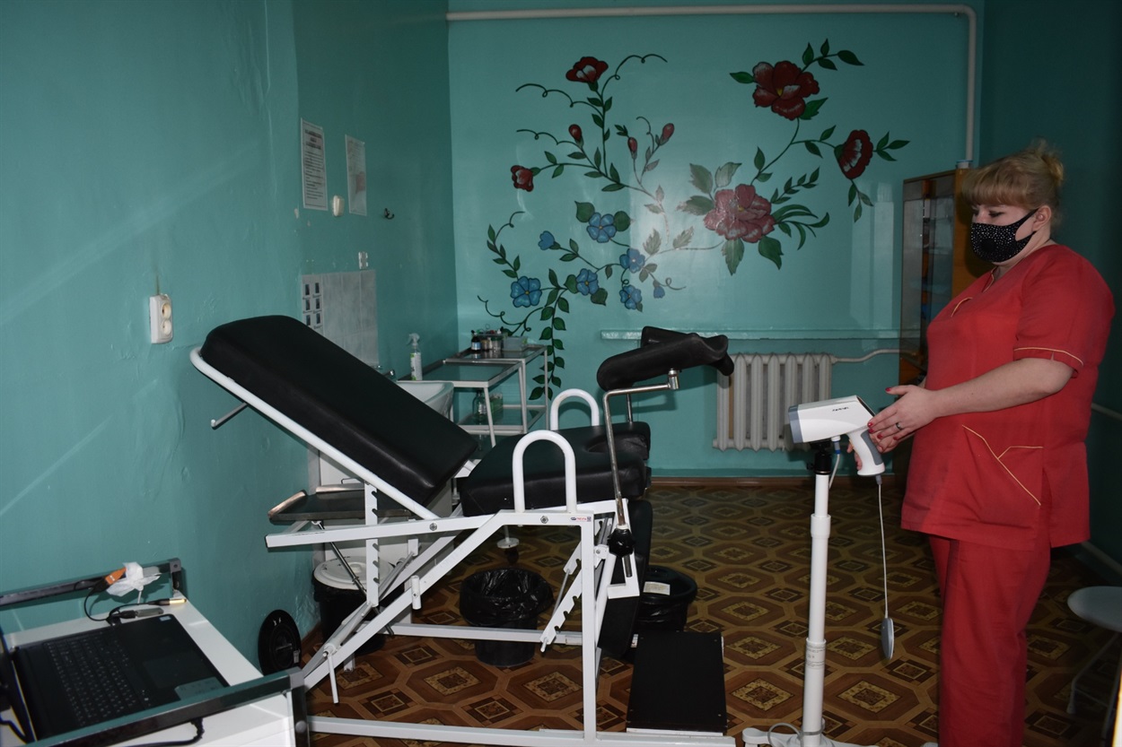 Тетяна Гладун демонструє принцип дії кольпоскопа