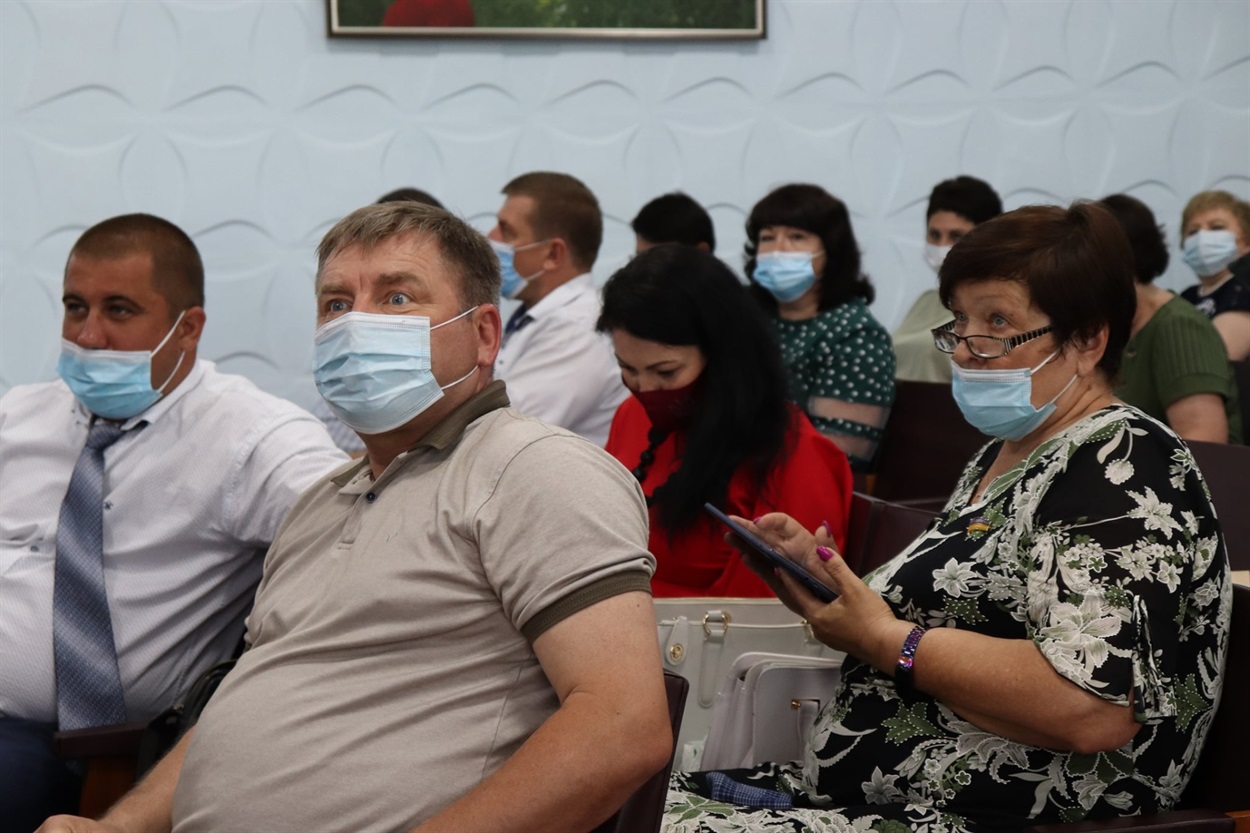 На сесії депутати селищної ради розглянули та затвердили 74 питання порядку денного, з яких 16, – що стосують діяльності закладів освіти