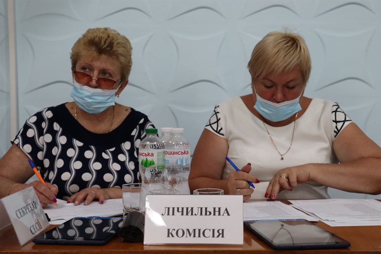 Лічильна комісія, в складі депутатів селищної ради Світлани Онищенко та Людмили Зибіної. Вони рахували голоси і вносили результати голосування в поіменні протокол