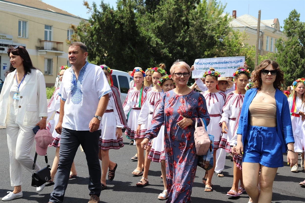 Відкриттю фестивалів передує урочиста хода святково вбраних колон містом. 2021 рік фестиваль “Купальські зорі”