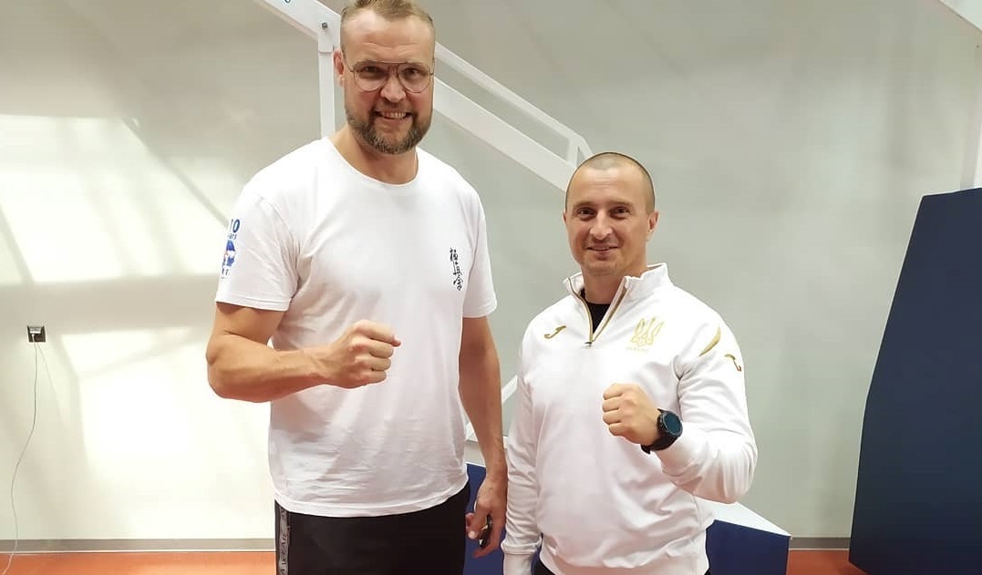 Семмі Шілт, який має зріст майже 2 метри 11 сантиметрів, виглядає справжнім гігантом 