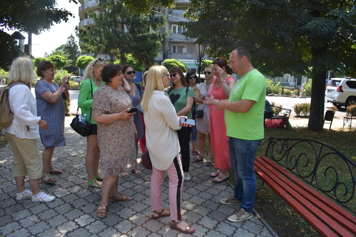 Федір Шандор розповідає журналістам про появу «жаблярських» традицій на Перечинщині