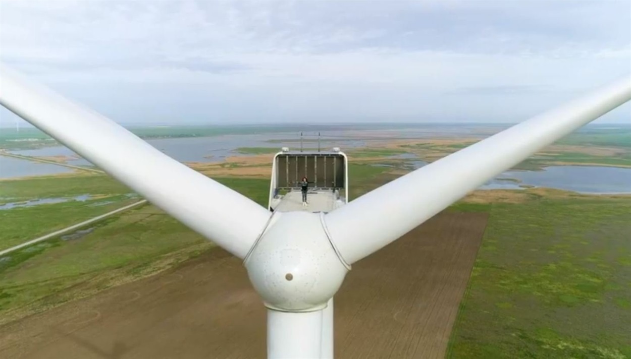 Зйомки кліпу проходили на висоті 120 метрів над рівнем моря
