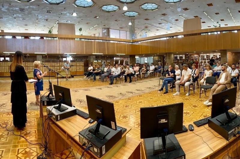Фото lib.kherson.ua. Презентація проєкту “Дія. Цифрова освіта” у Херсонській обласній універсальній науковій бібліотеці ім. Олеся Гончара