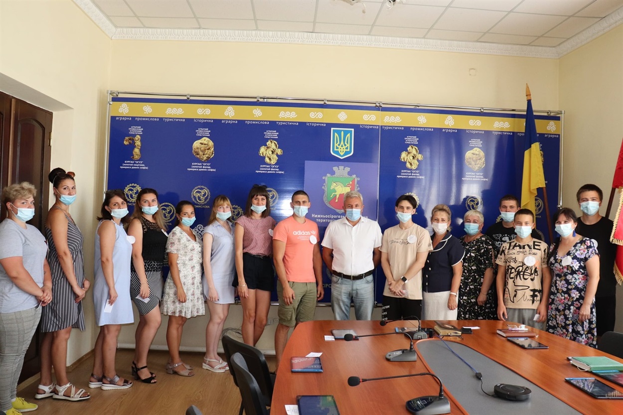 Члени Молодіжної ради та керівництво Нижньосірогозької громади
