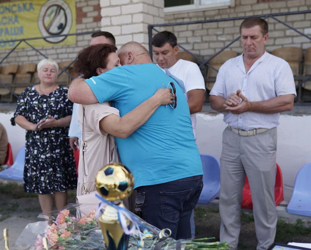 Микола Дудка передав грошову допомогу Ірині Фердіній, сестрі Валерія Вахненка