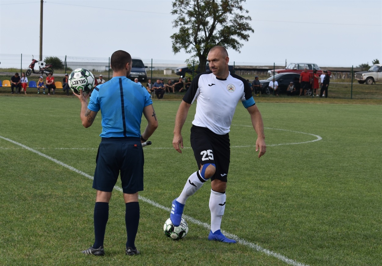 Гру розпочинає “Хлібороб”
