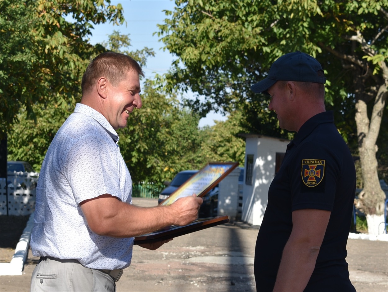 Сергій Дашковський вручає грамоту Олександру Поліщуку