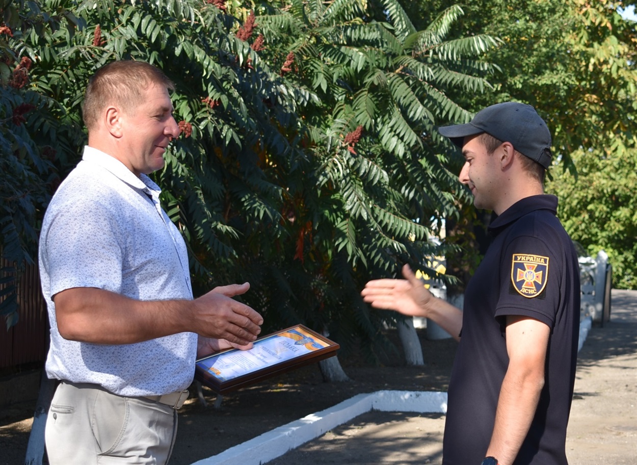 Сергій Дашковський вручає грамоту Максиму Міщенку