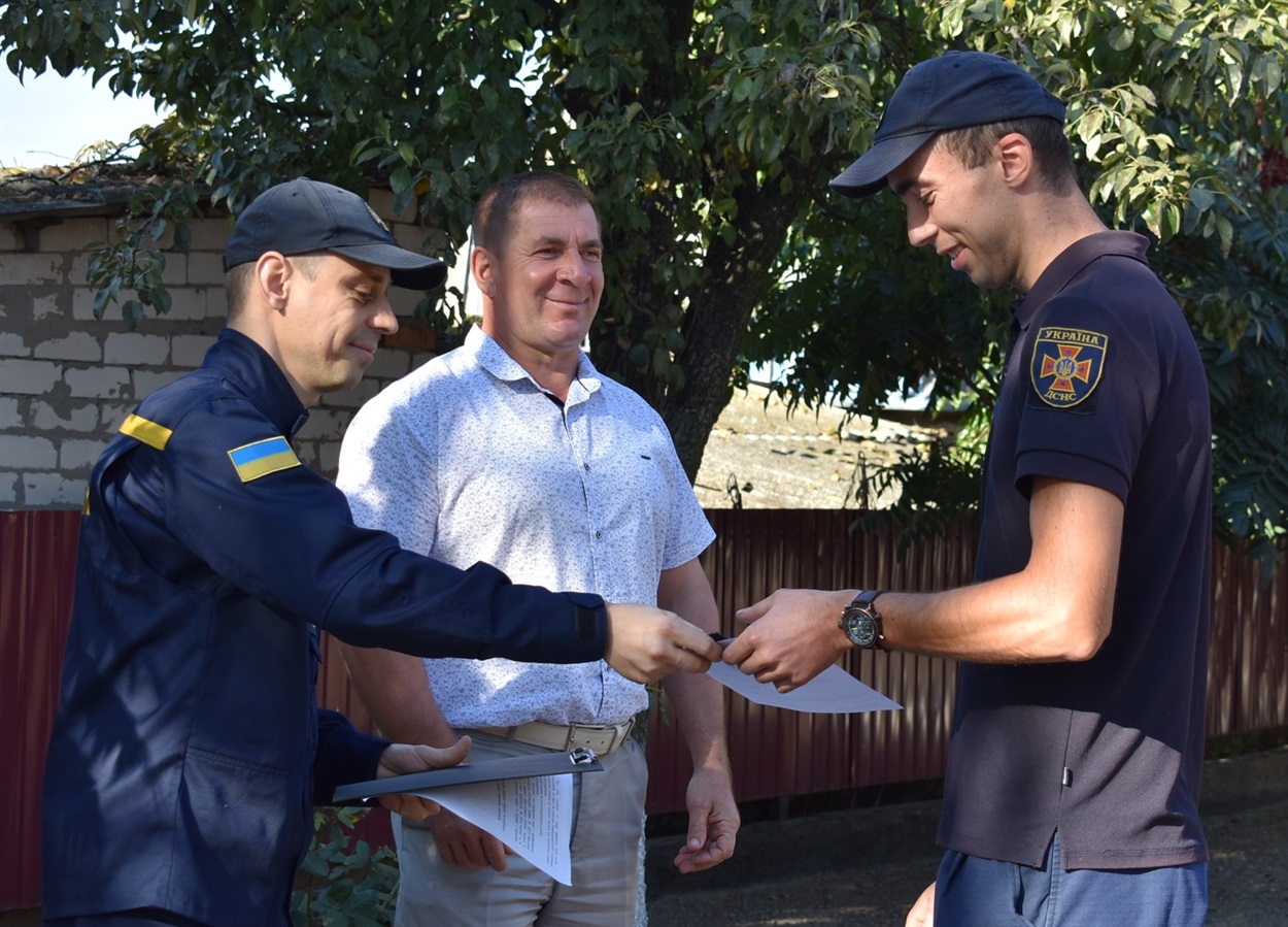 Володимир Серган вручає копію наказу про присвоєння чергового звання Миколі Лохматову