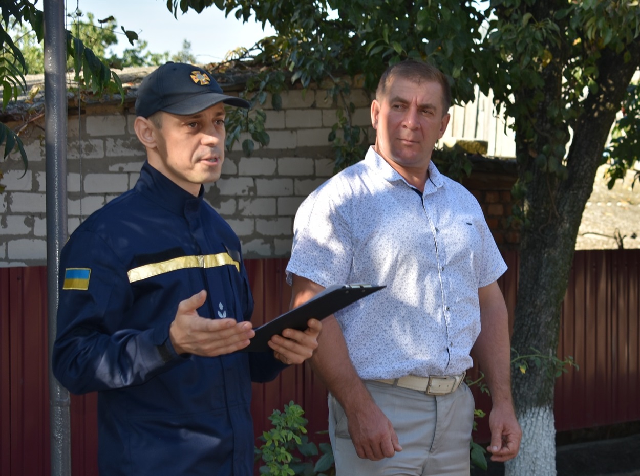 Колег вітає начальник 9-ї ДПРЧ Володимир Серган