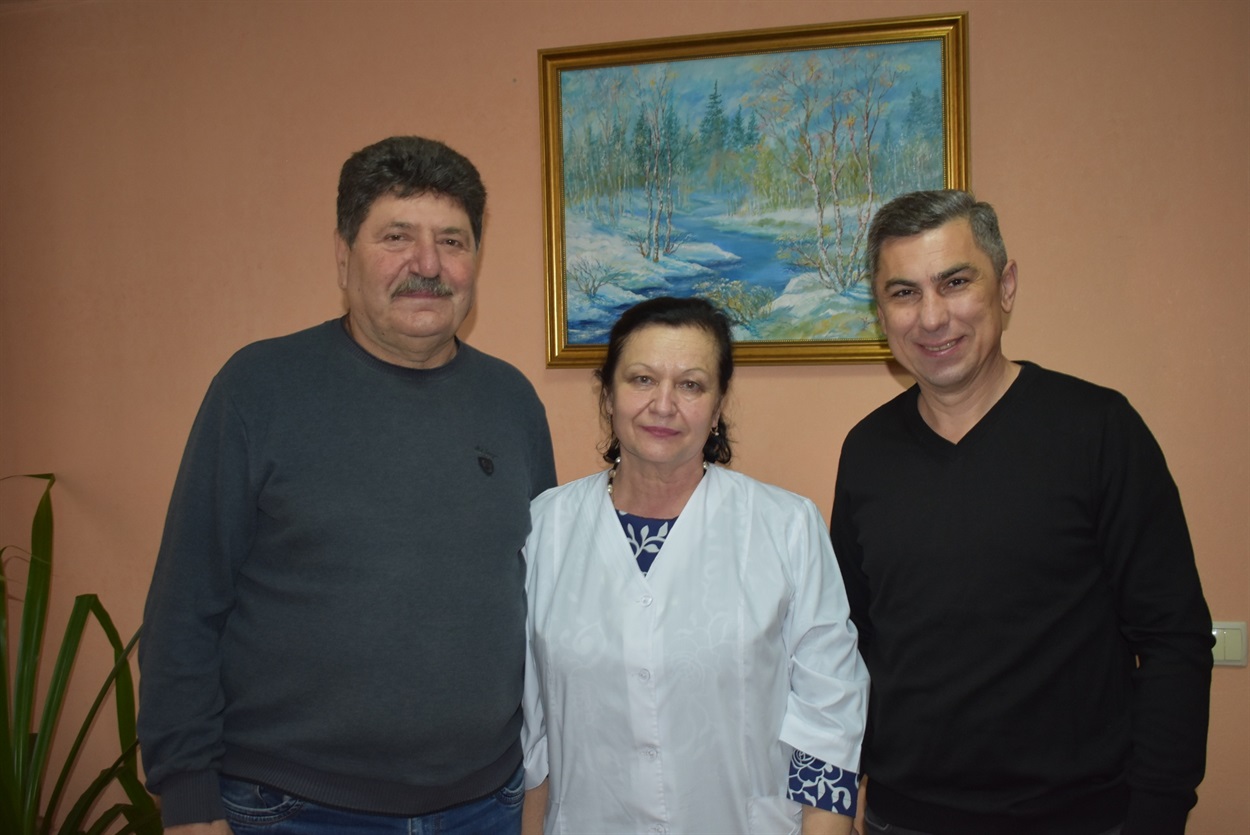 Микола Шмигирівський разом з очільника Нижньосірогозького центру ПМСД і центральної лікарні – Людмилою Непомнящою і Геннадієм Гомоном