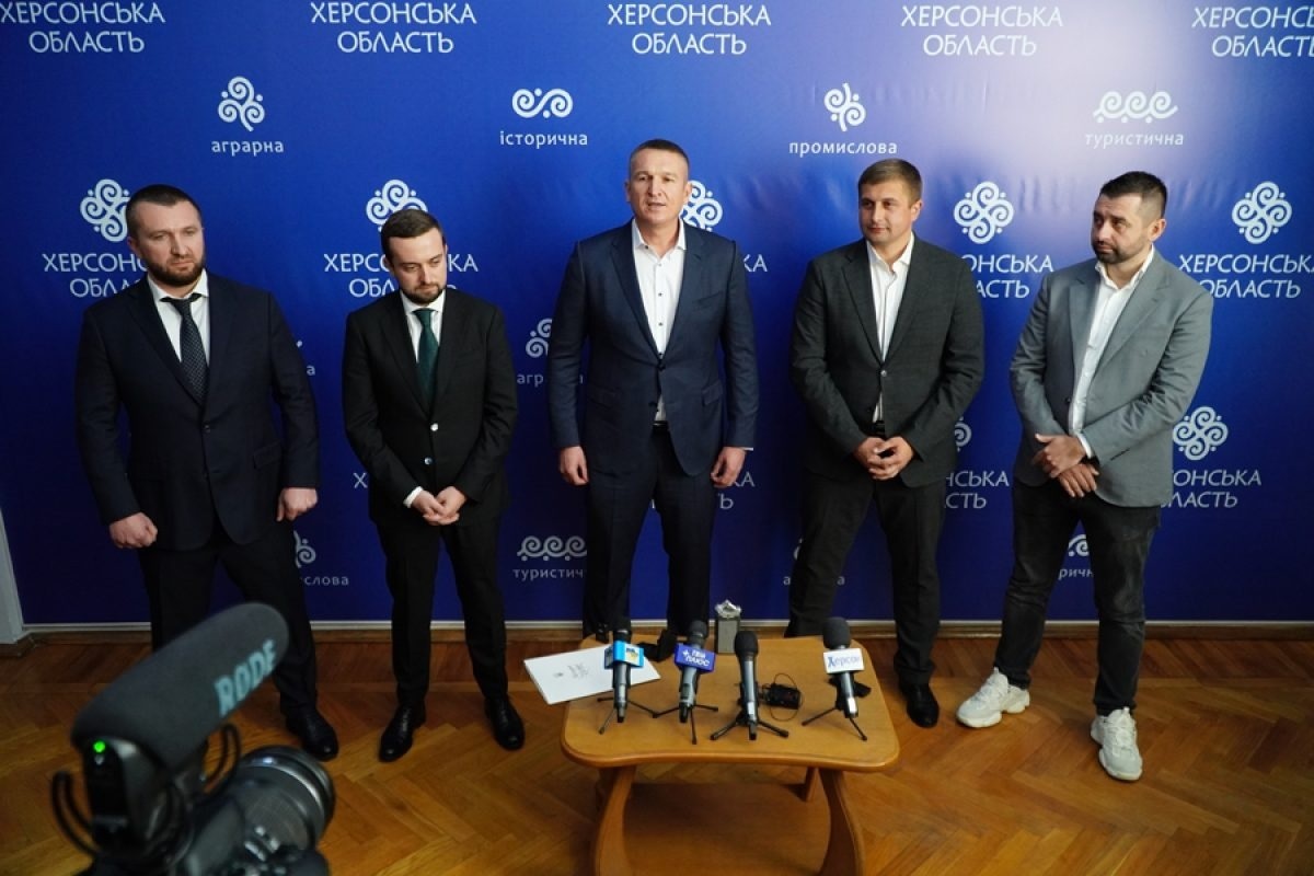 Нардеп Володимир Іванов, заступник керівника Офісу президента Кирило Тимошенко, новопризначений голова Херсонської ОДА Геннадій Лагута, екс-голова Херсонської ОДА Сергій Козир, нардеп Давид Арахамія