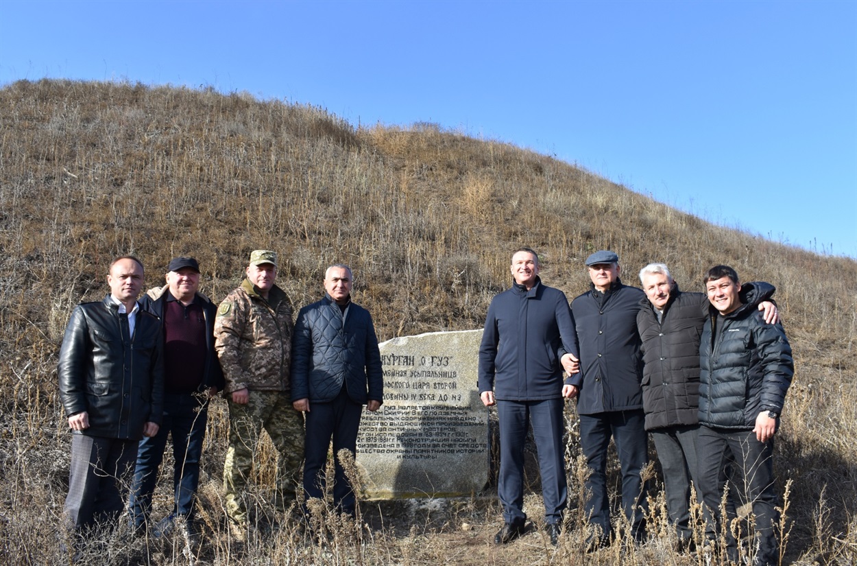 Біля підніжжя Огузу Сергій Олефіренко, Микола Дудка, Андрій Соколов, Деренік Мелконян, Геннадій Лагута, Сергій Максименко, Дмитро Такаджи, Валерій Тимошенко