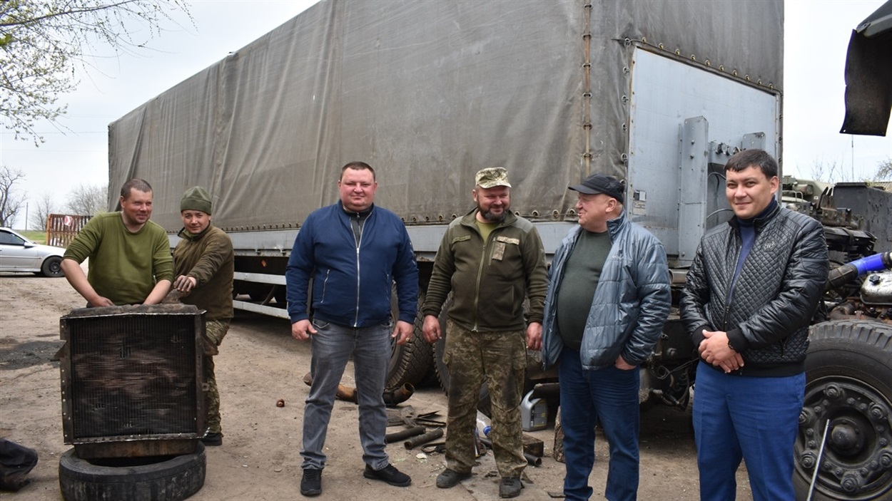 Травень 2021 року. Керівники агроформувань, що господарюють на Сірогозщині, — Микола Дудка, Василь Дудка, Валерій Тимошенко у переддень Великодня виділили кошти і надали розхідні матеріали для термінового ремонту автівки, яка везла вантаж в зону Операції об’єднаних сил, однак неочікувано зупинилася на трасі М-14 через поломку двигуна