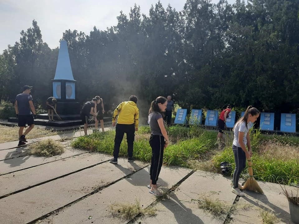 Волонтерський загін Новоолександрівського ліцею у переддень Дня Перемоги проводить генеральне прибирання меморіалу загиблим у роки Другої світової війни 