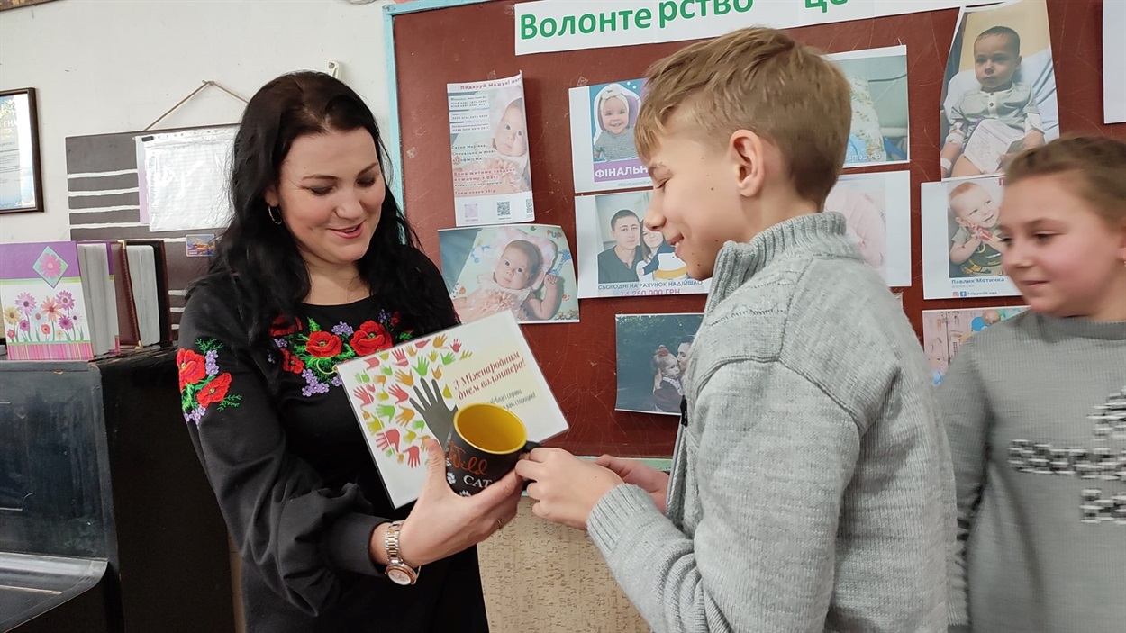 Учні Першопокровського ліцею привітали Наталію Здоровець з Днем волонтера