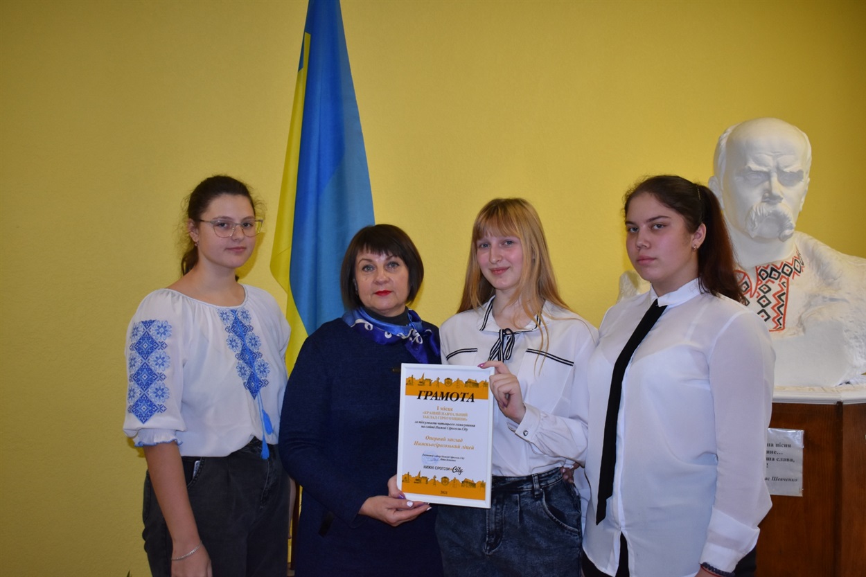 Директорка опорного закладу Нижньосірогозький ліцей Ольга Клочко та представниці учнівського самоврядування школи (зліва на право): Валерія Сташко, Дар’я Наймалюк і Наталія Кідрук 