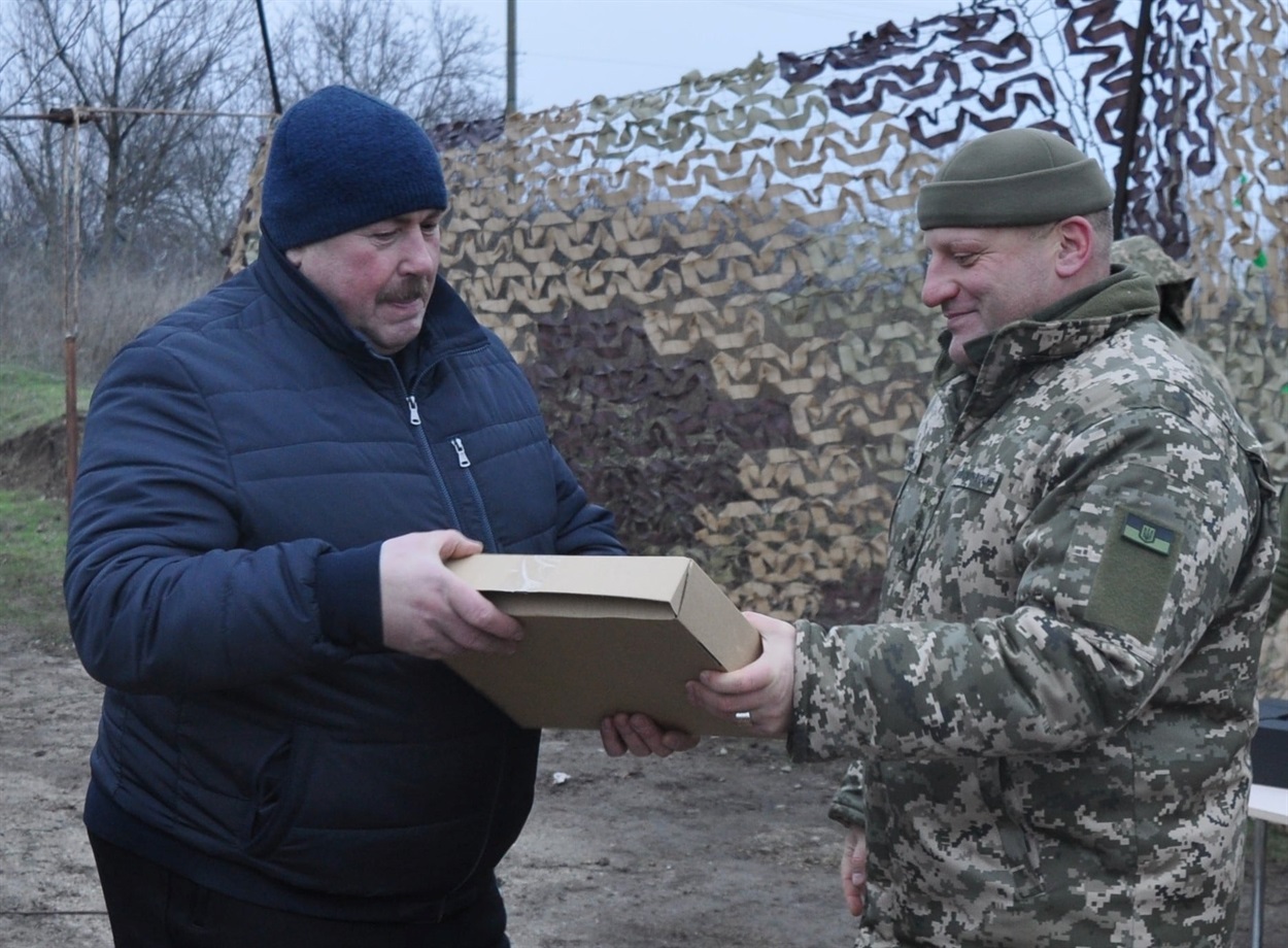 Андрій Соколов вітає Олександра Жиліна
