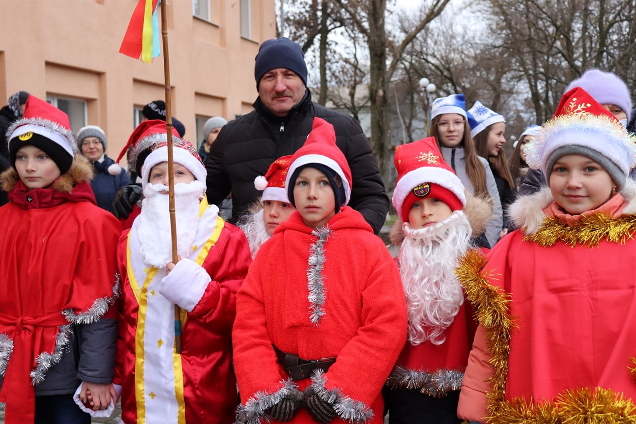 Дмитро Такаджи разом з учасниками параду Миколайчиків