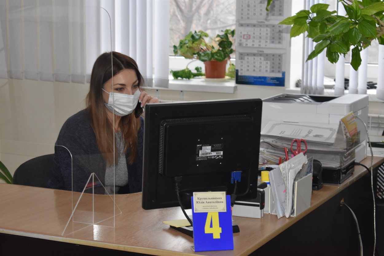 Провідний фахівець з питань зайнятості відділу надання соціальних послуг Юлія Крушельницька консультує, які послуги можна отримати через портал “Єдиний портал державних послуг Дія”