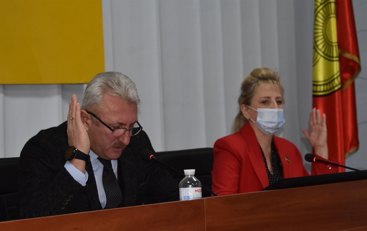 Нижньосірогозький селищний голова Дмитро Такаджи і секретар ради Світлана Кутіщева
