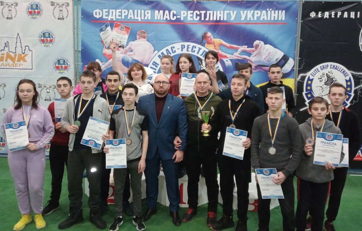 Команда Нижньоторгаївських мас-рестлерів разом з президентом федерації мас-рестлінгу України Валерієм Газаєвим