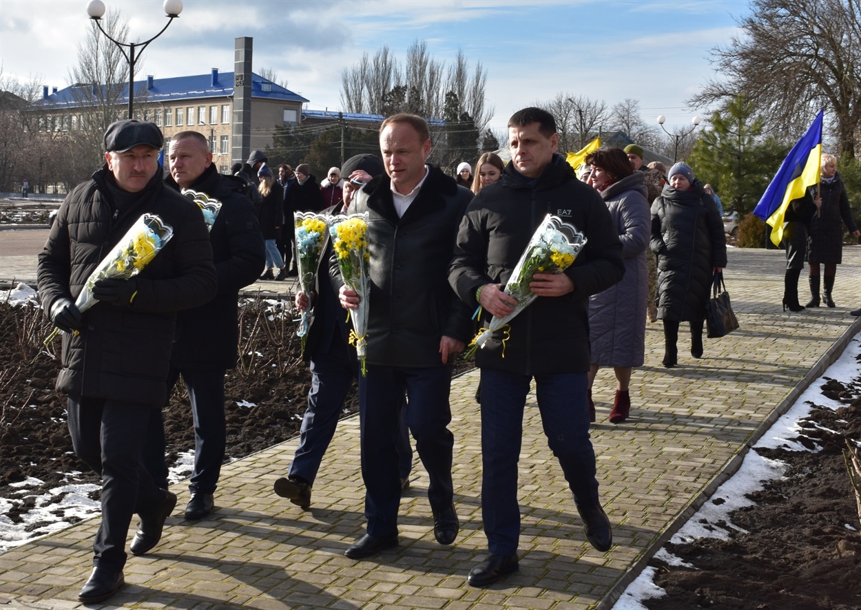 Покладання квітів